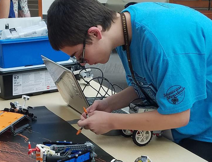 Robotics | Natural Education | Projects | 4-H | UW Extension | College of Agriculture, Life Sciences and Resources
