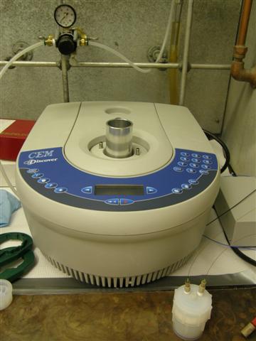 Microwave radiation heating/microwave flow cell
