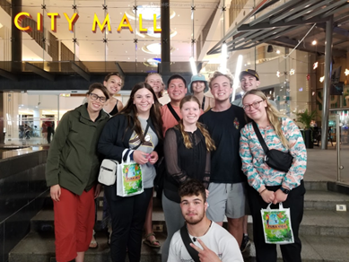 Students at a mall in Costa Rica during the 2023 FYE Abroad