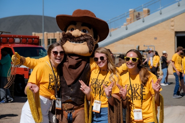 Students Pose with Pistol Pete
