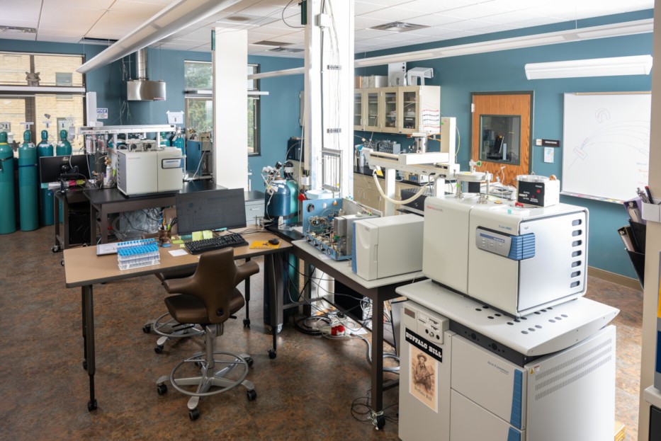 over view of the stable isotope lab with instrumentation and workstations