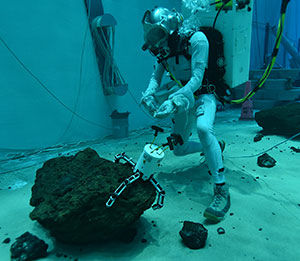 diver using claw mechanism under water