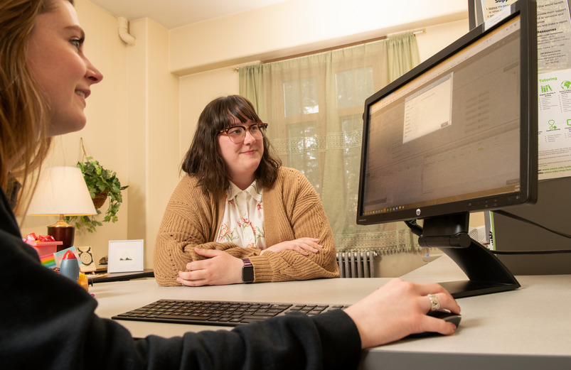 A University of Wyoming student meets with a UW advisor to access academic advising resources.