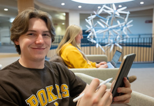 A UW student uses a tablet to schedule an advising appointment with the ACES Center.