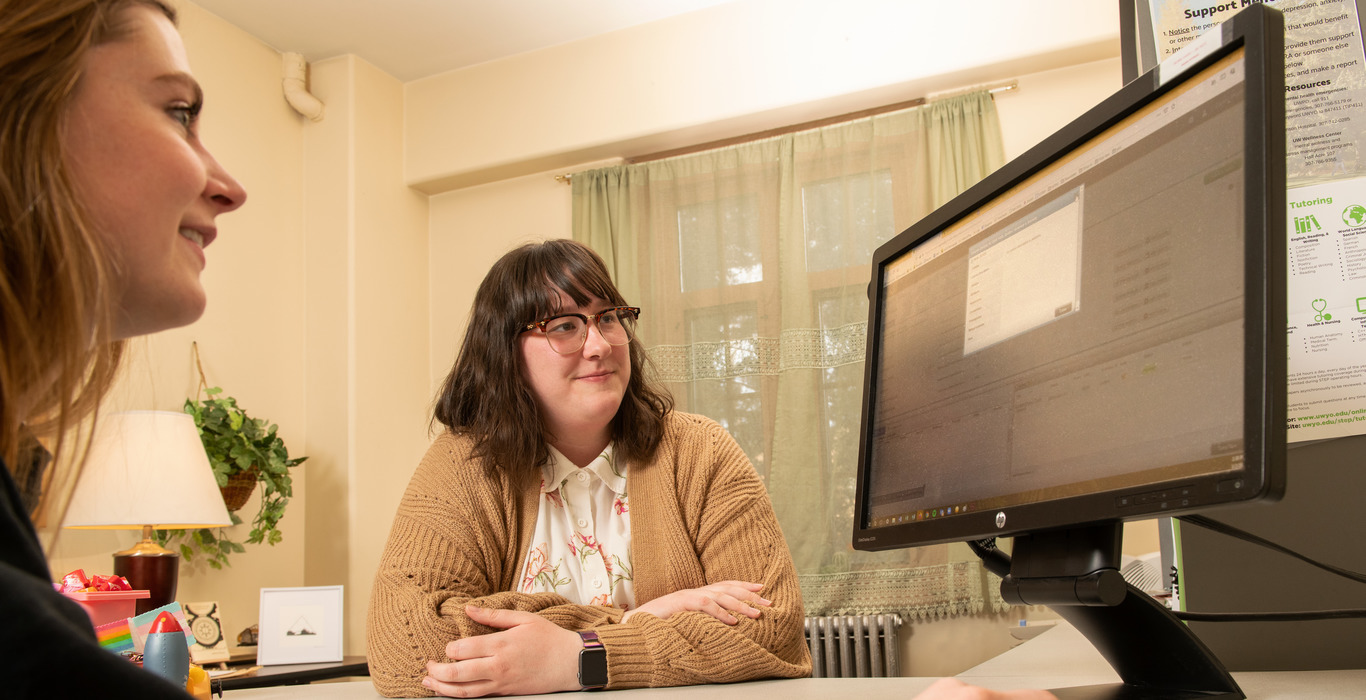  A UW student and a UW ACES advisor work together on registering for classes.