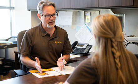 A UW student and a UW ACES advisor work together on registering for classes.