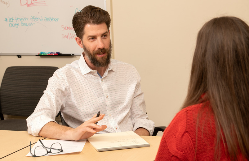 advisor meeting with a student during academic advising