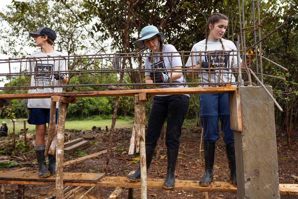 students building a school in Peru 