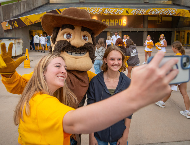 two students meet pistol pete
