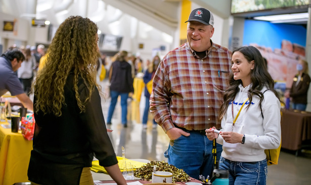 student and gardian chatting with UW representative