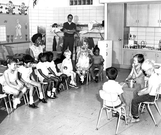 Secretary Thomson visiting classroom of Liz Byrd, 1960.