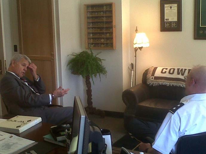 Les Brownlee visiting the University of Wyoming