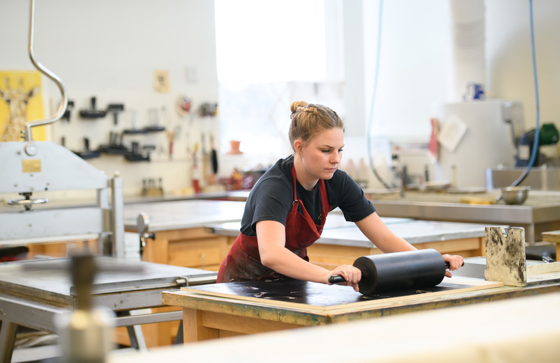 A student working in a printmaking studio on UW's campus