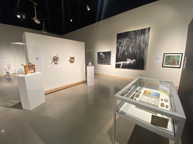 Art Gallery with paintings, sculptures, and printmaking exhibitions.