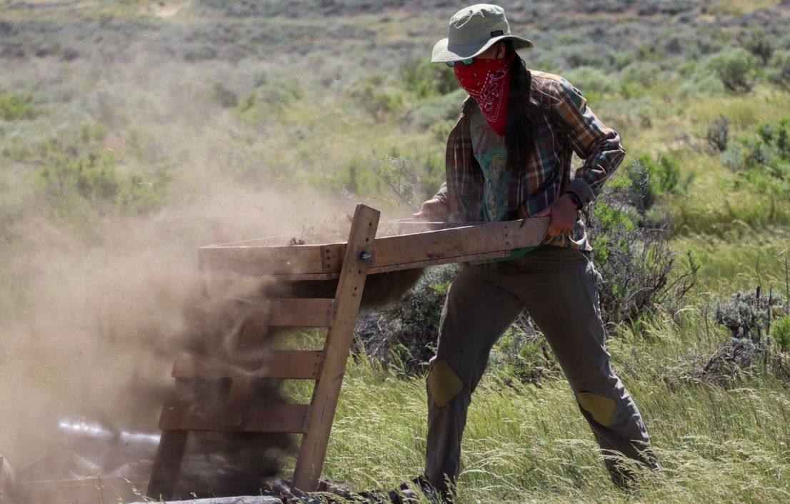 A student sifts dirt at the Old Carbon excavation site in Wyoming.