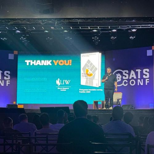 Brad Rettler speaks in Brazil