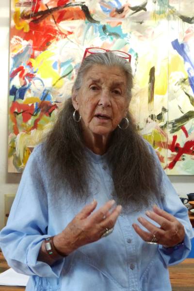 Neltje in front of her painting