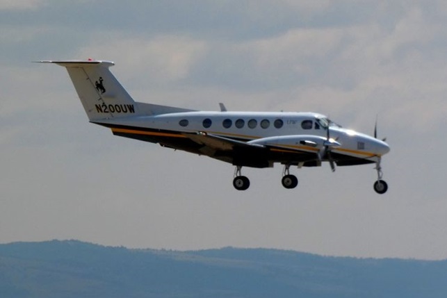 side view of n200uw transportation aircraft