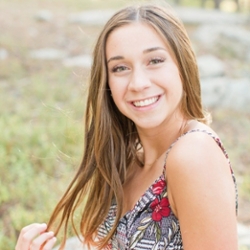 Julia Burrows Headshot
