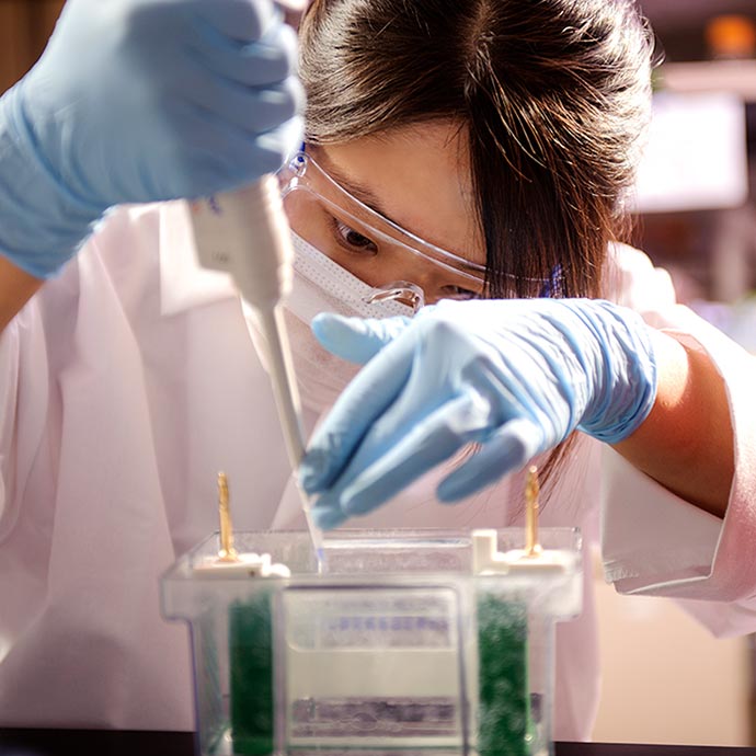 Shasha Jiang working in lab.