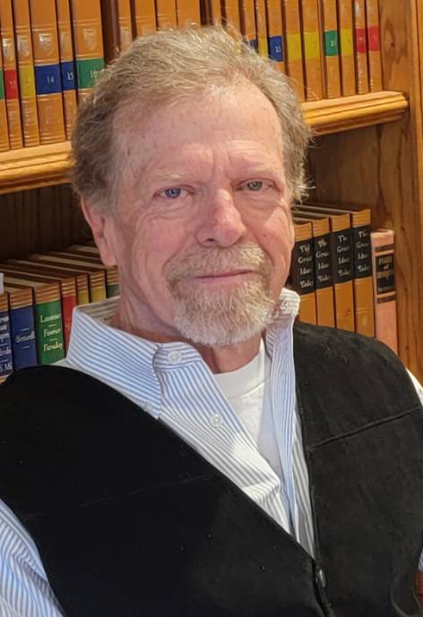 An image of Randolph Pfeiffer in front of a bookshelf.