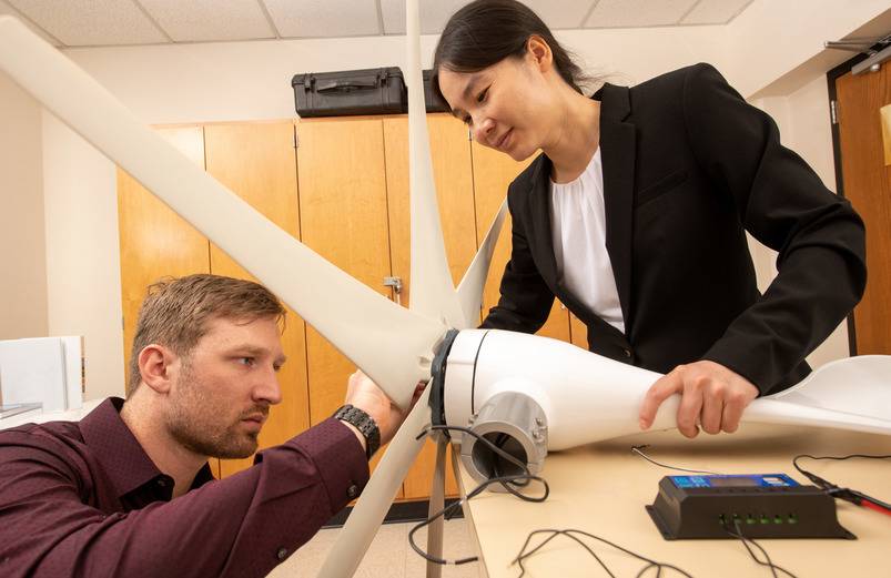 Dr. Nga Nguyen and Student working on turbine research