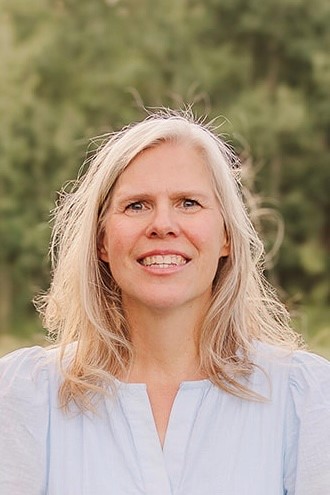 laura oler headshot