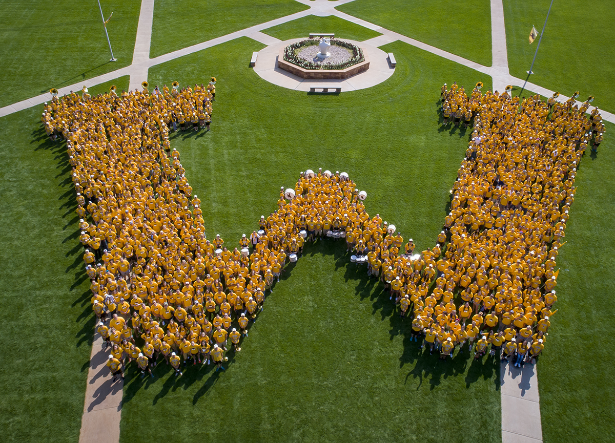 freshmen form a W for Wyoming