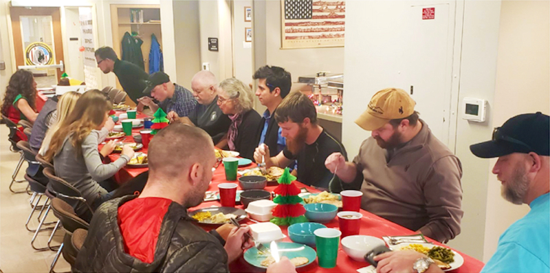 Veterans enjoy dinner together.