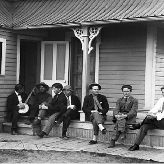 Men in front of fraternity house in 1910.