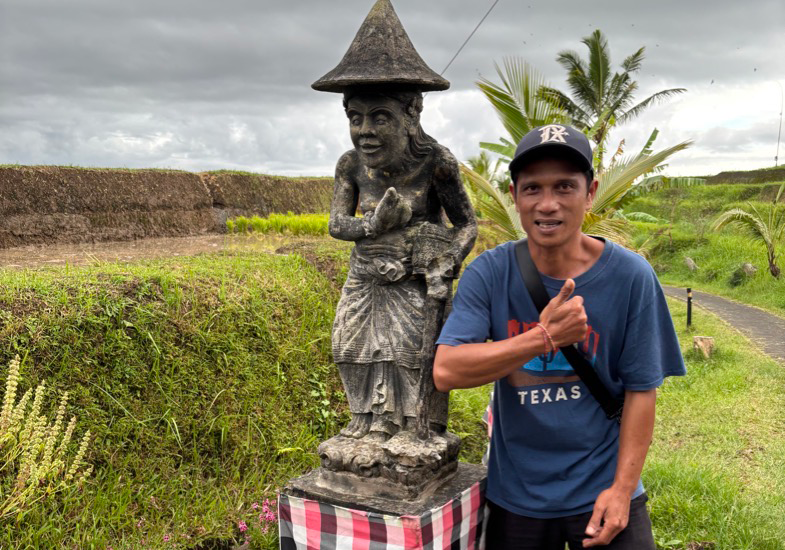 Ar poses like the old man welcome statue