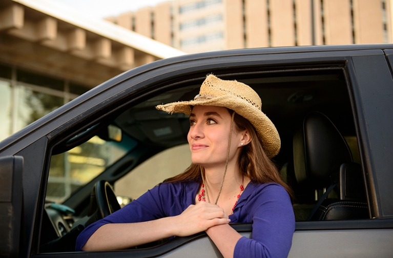 Student in cowboy hat arrives on Move-In Day