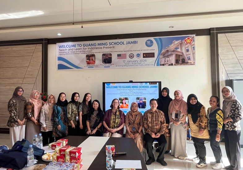 A group of teachers pose after a workshop ends.