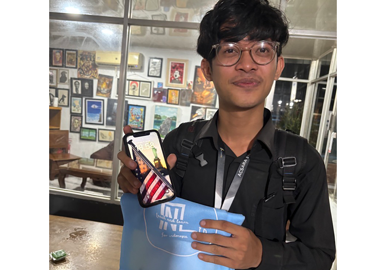 Student showing his US Flag on his phone's homescreen