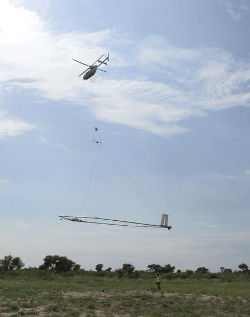 ﻿﻿﻿A helicopter towing a wooden frame, 80 feet in diameter