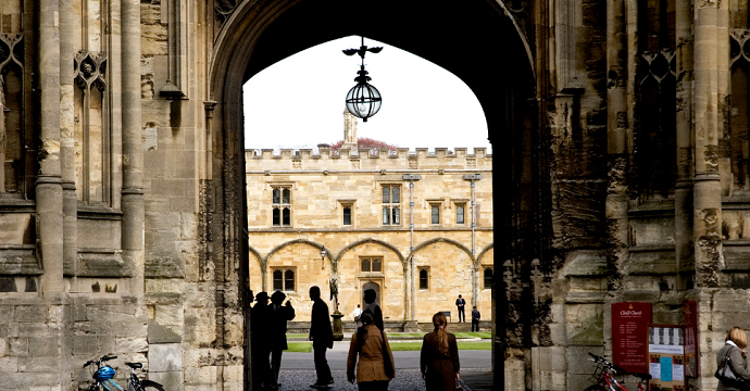 Students walking on the campus of Oxford University