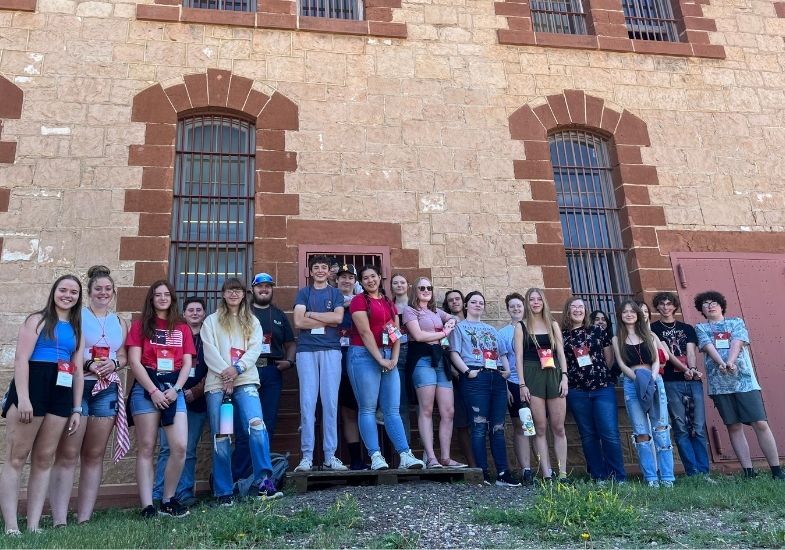 Group of students in front of the Territorial Prison for their class.