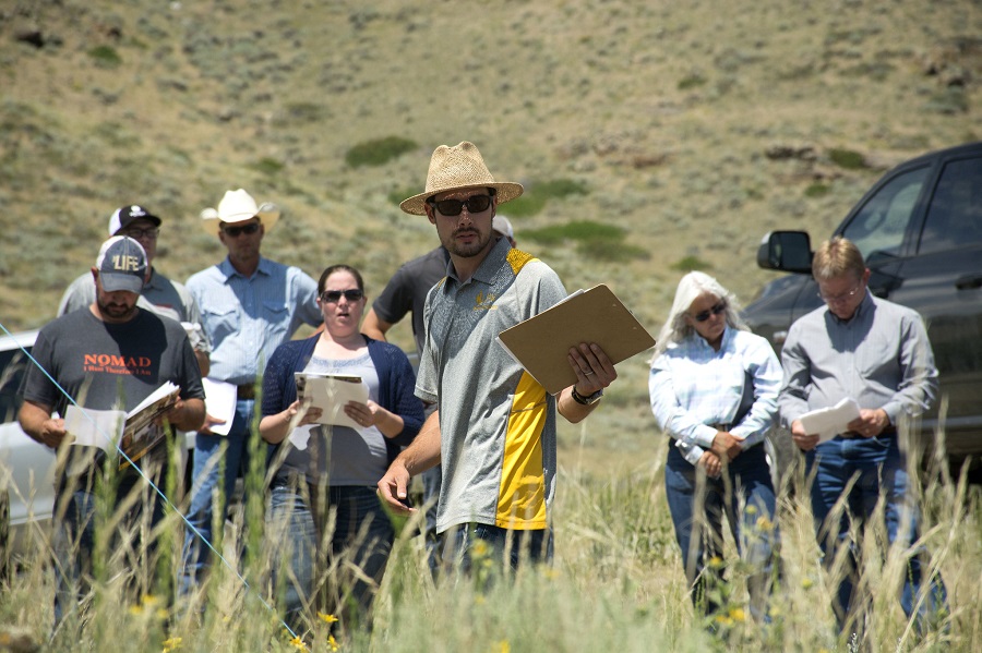 Dan Tekiela teaching weed IPM