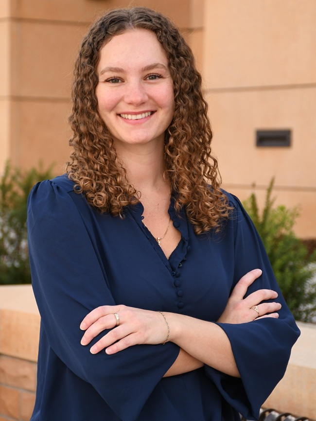headshot of Isabelle Cruz