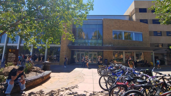 entrance to Coe Library at the start of the fall semester.