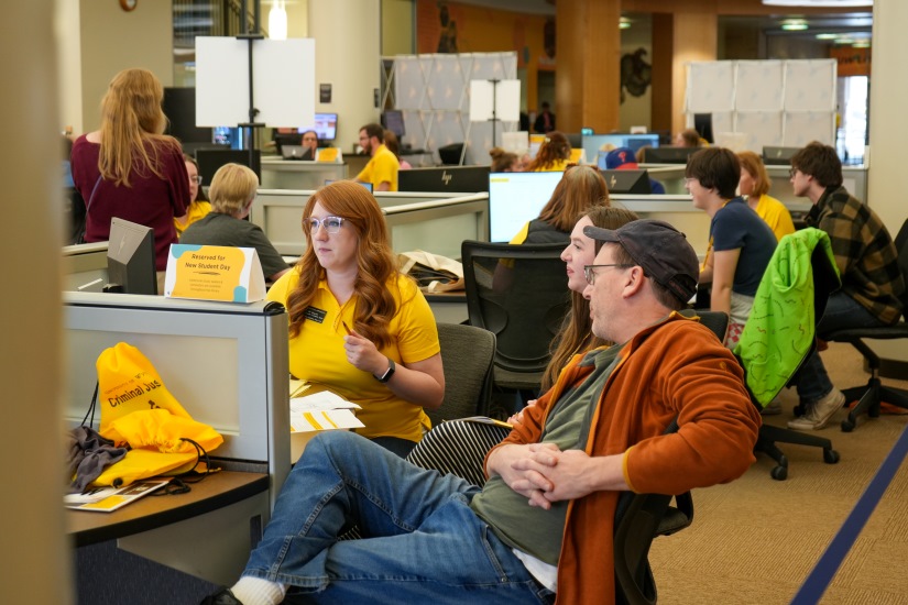 UW Academic Advisor working with a student and parent to look at classes for the fall 2025 semester.