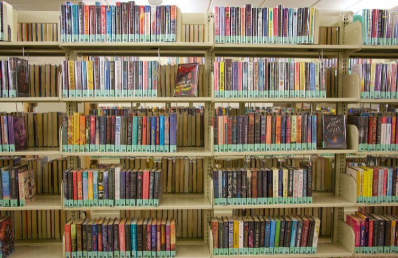 A shelf of popular reading books in Coe library.