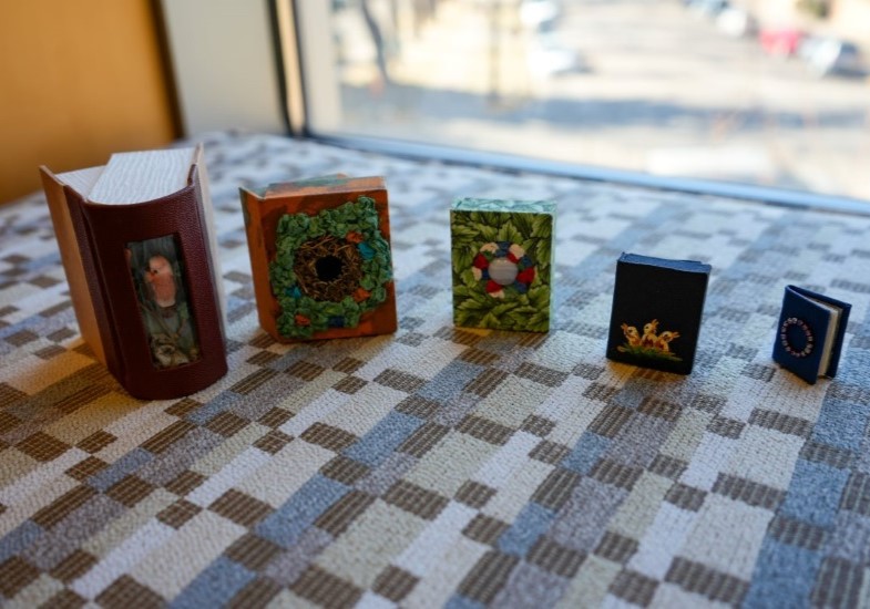 Canoso miniature books.
