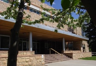 A photo of the Coe Library exterior in 2005.