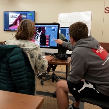 Students working in the Studio Coe computer lab.