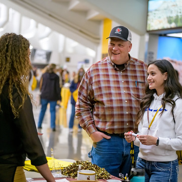 Student standing at New Student Days Expo Table
