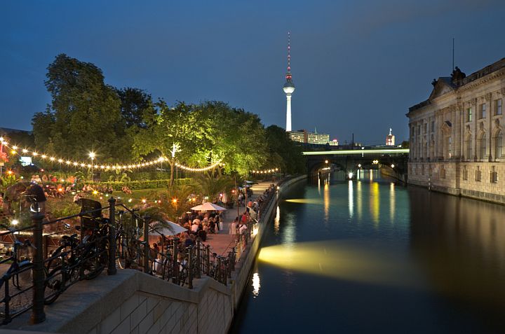 lights glowing off of river in Berlin at night