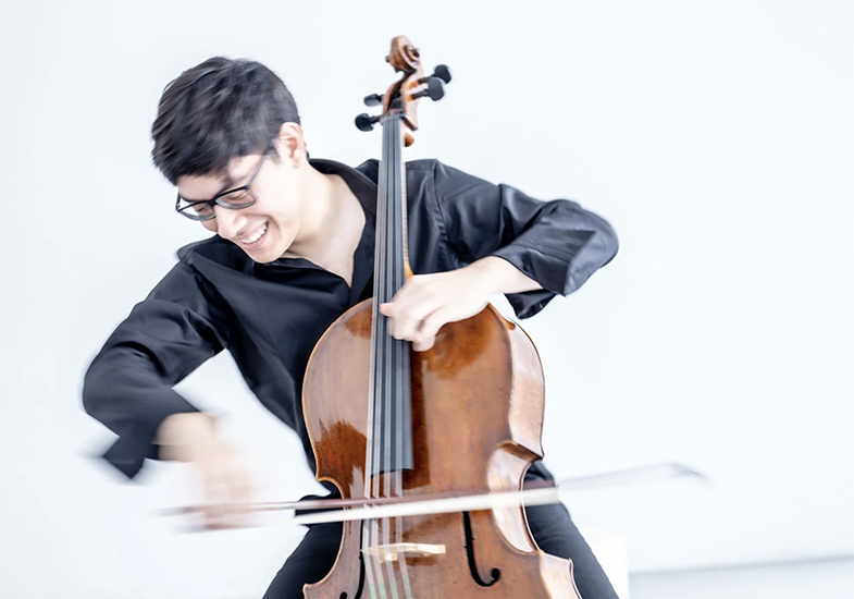 Zlatomir Fung playing cello