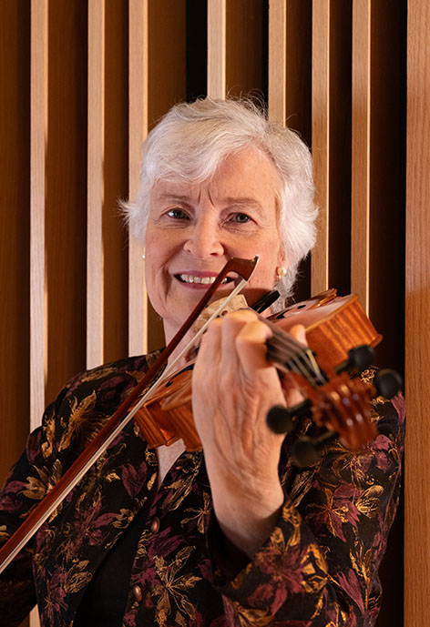 Photo of viola faculty professor Glesse Collet playing the viola