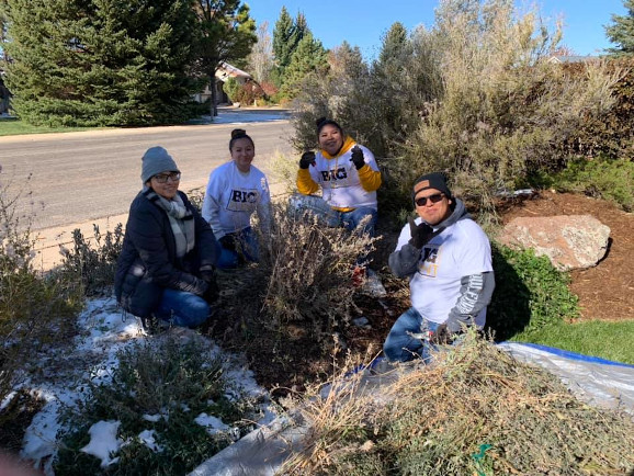 students do community volunteering